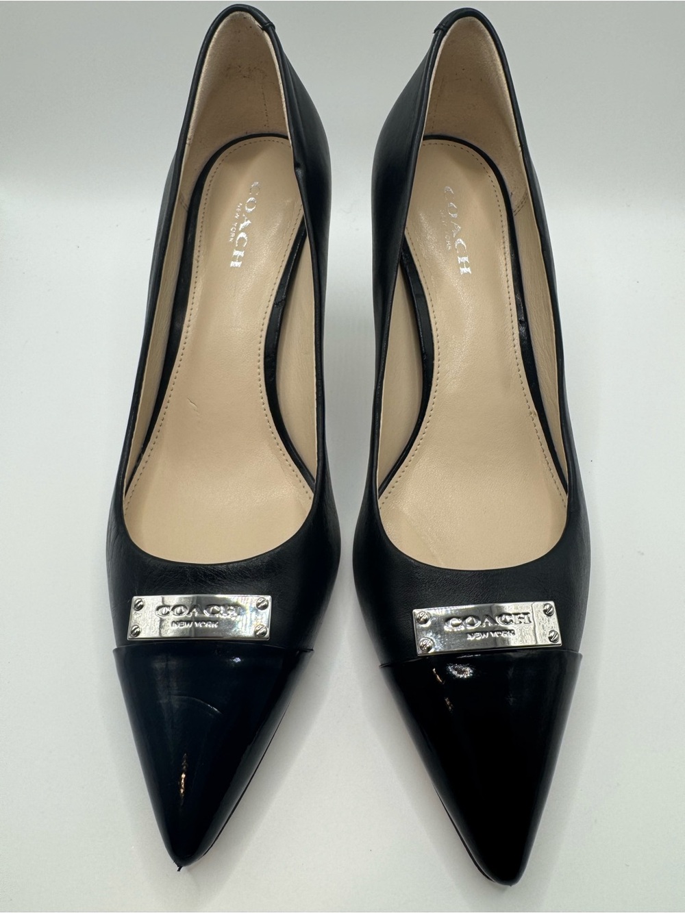 COACH Zan Pumps Black Leather Pointed Toe Heels with Silver Logo Plaque 6.5
